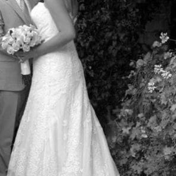 Wedding dress: professionally cleaned + stored - Picture 7 of 10